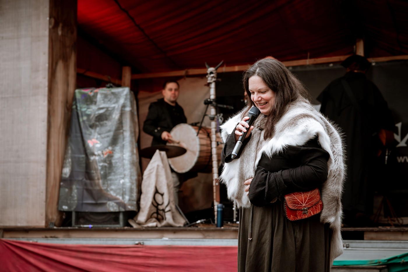 Sabrina singt auf der Bühne mit rotem Baldachin