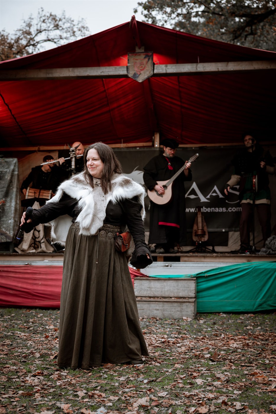 Sabrina vor der Bühne, die Band spielt im Hintergrund