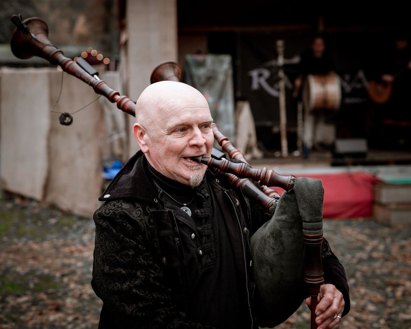 Bendith spielt Sackpfeife vor der Bühne
